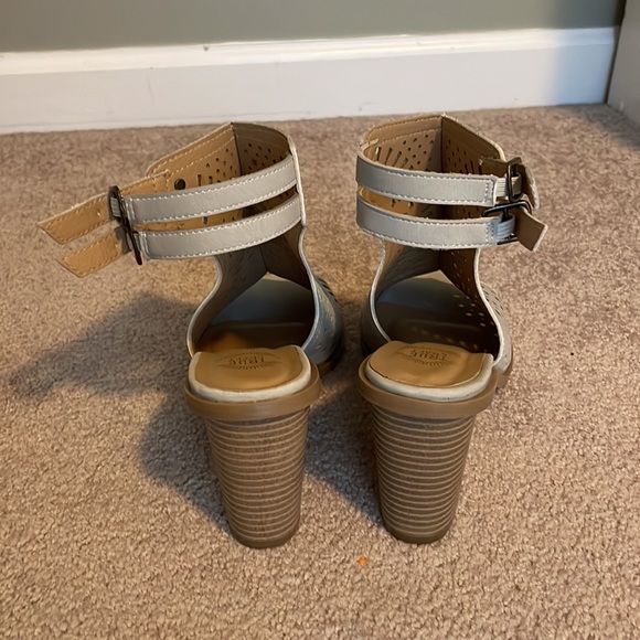 True Craft Woman’s Open-Toed Block Heel 3” Tan Sz 7.5 EUC - Picture 7 of 8